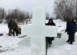 Спасатели Борисоглебска украсили крещенскую купель ледяным крестом