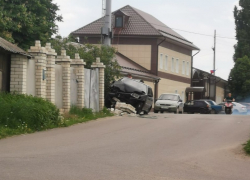 В Борисоглебске автомобиль протаранил кирпичный забор