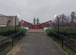 На мемориале в одном из сёл Грибановского района установили освещение