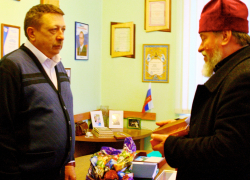 Настоятель Казанского храма г. Борисоглебска передал подарки в интернат 