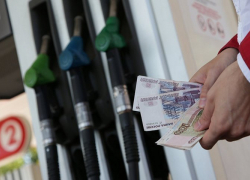 Средняя розничная цена на бензин в РФ превысила 41 рубль