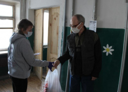 Нуждающиеся пожилые люди получат продуктовую помощь в Воронежской области 