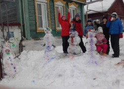 Одну из улиц Борисоглебска украсили разноцветные снеговики