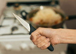 Женщина несколько раз ударила собутыльника ножом в Поворино