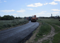 В Новохопёрском посёлке заасфальтировали единственную улицу