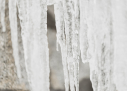 Об уголовной ответственности собственников домов и управляющих организаций при травмировании людей наледью с крыш напомнили в СК