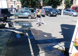 И снова наши читатели бьют тревогу – в центре Борисоглебска под ноги прохожим льется вонючая жижа!