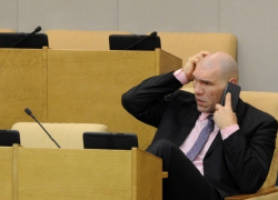 Падение рейтинга «Единой России» попытаются остановить урезанием депутатских пенсий