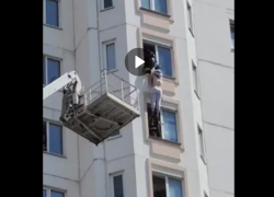  Держали на руках 10 минут: в Черноземье не дали выпасть из окна девушке