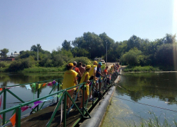 Сегодня под Борисоглебском рыбаки оккупировали понтонный мост и окрестности. Соревнования в фотографиях.