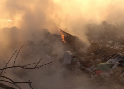 В Грибановском районе, распространяя ядовитый дым и смрад, горит «Катасониха»