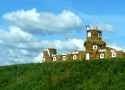 На берегу Вороны построят городок из  сена 