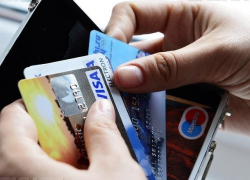 Стало известно, сколько жители Воронежской области тратят денег с банковских карт