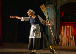 Ее танец с метлой показали 17 раз: в Борисоглебском драмтеатре подвели итоги новогодних выступлений