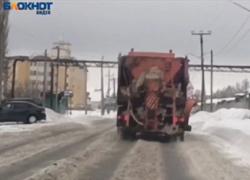Бесконтактную уборку снега с поднятым отвалом снял наш мобкорр в Борисоглебске 