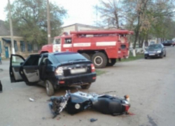 Мотоцикл и легковушка столкнулись в центре Борисоглебска