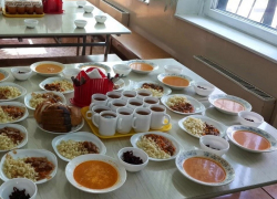 Российских учеников обяжут питаться только школьной едой