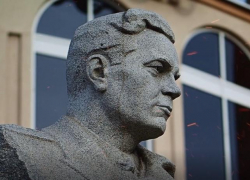 "Только грозная доблесть их поселилась в сердцах живых..."