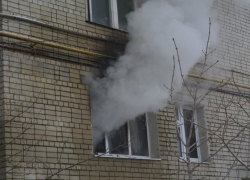 Прохожие спасли женщину с детьми из горящей квартиры в Воронеже 