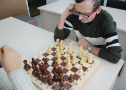 В Терновском районе преподаватели и ветераны педагогического труда сразились в шахматы