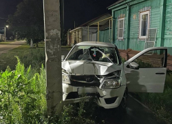 Пьяный угонщик автомобиля разбил его об столб, пытаясь добраться до магазина, в Борисоглебске