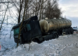 Большегруз вылетел в кювет с трассы в Новохоперском районе