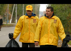 Бывшие кандидаты вышли на уборку улиц Борисоглебска от агитационных листовок