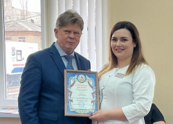 Главврач Борисоглебской больницы наградил лучших врачей 