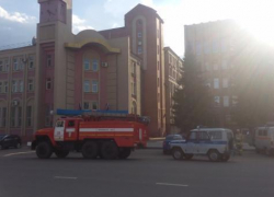 К зданию налоговой инспекции Борисоглебска были срочно стянуты оперативные службы