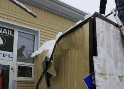 В Борисоглебске снежная лавина с крыши «Старого универмага» раздавила павильоны предпринимателей