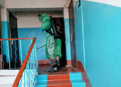 В Терновском районе для профилактики коронавируса проводят дезинфекцию жилых подъездов и транспорта