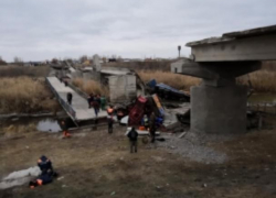 Автомобильный мост обрушился под машинами в Терновском районе