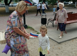 В Борисоглебске жителей поздравили с Днем российского флага 