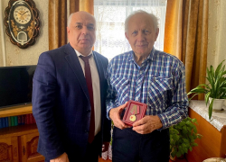 Глава администрации Терновского района вручил памятную медаль бывшему узнику фашистского концлагеря