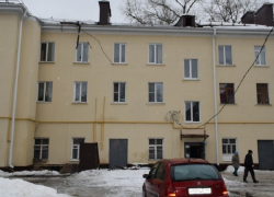 В центре Борисоглебска из-за неубранного снега от крыши дома отвалился снегозадержатель