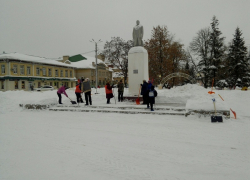 В Борисоглебске продолжается уборка снега