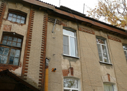 «100 лет – в обед»: почему старинный дом в Элеваторном проезде остался без капитального ремонта