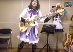 Эпатажный японец в платье и чулках эпично сыграл хит «Сектора Газа»