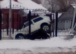 В Борисоглебске "Нива" протаранила ограждение спорткомплекса