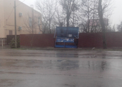 В  Борисоглебске ураганный ветер повалил остановочный павильон