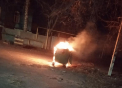 В Новохоперске неизвестные подожгли контейнер с мусором