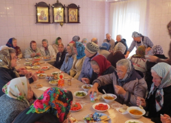 В честь Дня пожилых людей в храмах Борисоглебской епархии прихожан  угощали бесплатными обедами