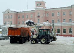 На привокзальной площади в Борисоглебске завершили уборку снега