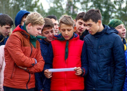 "Играют горнисты тревогу: "Пора, пионеры, пора!" "Зарница" торопит в дорогу, военная наша игра"