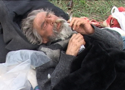 Парализованный мужчина две недели лежит на борисоглебской свалке