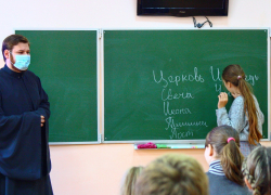 Священник провел урок о негативном влиянии соцсетей в Борисоглебской школе