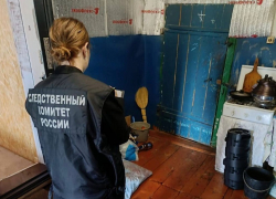 Труп женщины с ножевыми ранениями обнаружили в машине в Грибановском районе