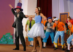 Алиса, Безумный Шляпник и Черная Королева исполнили хиты российской эстрады на сцене Борисоглебского драмтеатра