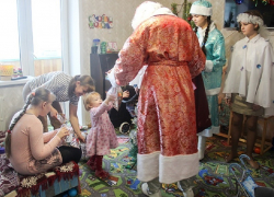 «Добрый Дедушка Мороз» пришел к 30 борисоглебским детям с ограниченными возможностями здоровья