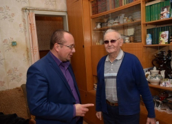 Грибановского пенсионера поздравил глава администрации района